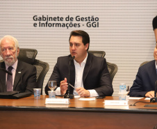 O presidente da Companhia de Habitação do Paraná (Cohapar), Jorge Lange, apresentou ao governador Carlos Massa Ratinho Junior nesta terça-feira (19) a proposta de reestruturação de cargos da empresa com economia de 22% apenas em janeiro. A folha de pagamento encolheu de R$ 1,75 milhão para 1,35 milhão. A economia deve gerar investimentos para diminuir o déficit habitacional de 485 mil domicílios. Curitiba,19/02/2019  -  Foto: Rodrigo Félix Leal/ANPr