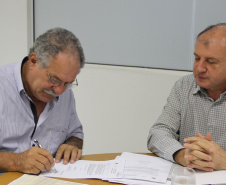 O secretário do Desenvolvimento Urbano (SEDU), João Carlos Ortega, autorizou nesta quarta-feira (20) duas homologações e duas licitações para obras nos municípios de Rio Azul, Engenheiro Beltrão, Ivatuba e de Jandaia do Sul. O valor total autorizado chega a R$ 2,86 milhões com recursos do Sistema de Financiamento aos Municípios (SFM), sendo que só das licitações são R$ 351,82 mil. -  Curitiba, 20/01/2019  -  Foto: Divulgação SEDU