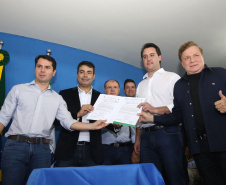 Governador Carlos Massa Ratinho Júnior participa da posse da nova diretoria da Associação dos Municípios do Norte Pioneiro (Amunorpi). O prefeito de Pinhalão, Sérgio Rodrigues é o presidente da Associação.  -  Pinhalão, 22/01/2019  -  Foto: Jaelson Lucas/ANPr