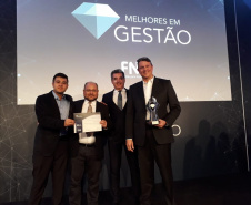 A Copel Distribuição acaba de ganhar mais um reconhecimento nacional. A subsidiária da Copel ficou entre as quatro empresas destaque das organizações apontadas pela Fundação Nacional da Qualidade (FNQ) como Melhores em Gestão. Equipe da Copel Telecom com o troféu em mãos  -  Foto: Divulgação Copel