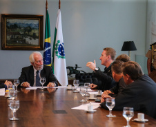 O governador em exercício Darci Piana recebe representantes SINDARUC ( Sindicatos Permissionários Centrais Abastecimento Alimentos) e o presidente da Ceasa, nesta quarta-feira (27) no Palácio Iguaçu.  Curitiba, 27/02/2019 -  Foto: Geraldo Bubniak/ANPr