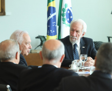 O governador em exercício Darci Piana recebeu nesta quinta-feira (28) os presidentes do Movimento Pró-Paraná e do Centro de Integração Empresa-Escola (CIEE), além de representantes da Associação Comercial do Paraná (ACP), para discutir pautas em comum ao Estado. Foto: Rodrigo Felix Leal/ANPr