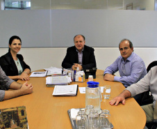 O secretário estadual do Desenvovimento Urbano, João Carlos Ortega, atendeu nesta semana reivindicações de 18 municípios de diferentes regiões do Paraná, e encaminhou pedidos e assinou autorizações. Na foto, o prefeito de Cianorte, Claudemir Romero Bongiorno . Foto:SEDU