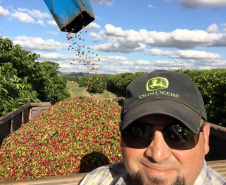 O Café do Norte Pioneiro foi o primeiro produto a obter o registro de Indicação Geográfica (IG) junto ao Instituto Nacional de Propriedade Industrial (INPI). Na foto, o cafeicultor Rodrigo Roenco Machado, cafeicultor de Carlópolis.  -  Foto: Arquivio Pessoal