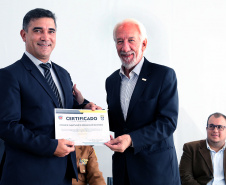 O governador em exercício Darci Piana participou nesta sexta-feira (8) da solenidade de encerramento do estágio de capacitação de policiais em segurança de dignitários. O curso, que começou em fevereiro deste ano, teve o objetivo de aperfeiçoar policiais do Paraná, Mato Grosso do Sul e Distrito Federal que atuam na segurança de autoridades. A cerimônia ocorreu no Palácio Iguaçu, em Curitiba.Foto Gilson Abreu/ANPr