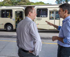 A Coordenação da Região Metropolitana de Curitiba (Comec) e a Viação Santo Ângelo, de Colombo, acabam de lançar um projeto-piloto para utilização de um novo modelo de ônibus multimodal, um veículo capaz de operar linhas comuns, aquelas com embarque convencional pelo lado direito dos ônibus, e ainda as linhas tipo Ligeirinho, com embarque em estações-tubo ou plataformas nos terminais. Colombo, 13/03/2019.
Foto: Maurilio Cheli/ANPr