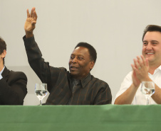 O governador Carlos Massa Ratinho Junior recebeu nesta quarta-feira (13), no Palácio Iguaçu, o campeão mundial de futebol Pelé. No evento, que contou com a presença de estudantes, atletas e ex-atletas, foram lançados a campanha Imposto Amigo do Esporte, do Governo do Estado, e o programa Esportivo Lúdico Educacional, de iniciativa de Pelé.  -  Curitiba, 13/03/2019  -  Foto: Rodrigo Félix Leal/ANPr