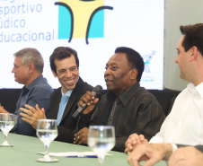 O governador Carlos Massa Ratinho Junior recebeu nesta quarta-feira (13), no Palácio Iguaçu, o campeão mundial de futebol Pelé. No evento, que contou com a presença de estudantes, atletas e ex-atletas, foram lançados a campanha Imposto Amigo do Esporte, do Governo do Estado, e o programa Esportivo Lúdico Educacional, de iniciativa de Pelé.  -  Curitiba, 13/03/2019  -  Foto: Rodrigo Félix Leal/ANPr