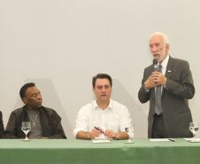 O governador Carlos Massa Ratinho Junior recebeu nesta quarta-feira (13), no Palácio Iguaçu, o campeão mundial de futebol Pelé. No evento, que contou com a presença de estudantes, atletas e ex-atletas, foram lançados a campanha Imposto Amigo do Esporte, do Governo do Estado, e o programa Esportivo Lúdico Educacional, de iniciativa de Pelé.  -  Curitiba, 13/03/2019  -  Foto: Rodrigo Félix Leal/ANPr