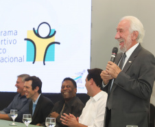 O governador Carlos Massa Ratinho Junior recebeu nesta quarta-feira (13), no Palácio Iguaçu, o campeão mundial de futebol Pelé. No evento, que contou com a presença de estudantes, atletas e ex-atletas, foram lançados a campanha Imposto Amigo do Esporte, do Governo do Estado, e o programa Esportivo Lúdico Educacional, de iniciativa de Pelé.  -  Curitiba, 13/03/2019  -  Foto: Rodrigo Félix Leal/ANPr