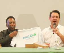 O governador Carlos Massa Ratinho Junior recebeu nesta quarta-feira (13), no Palácio Iguaçu, o campeão mundial de futebol Pelé. No evento, que contou com a presença de estudantes, atletas e ex-atletas, foram lançados a campanha Imposto Amigo do Esporte, do Governo do Estado, e o programa Esportivo Lúdico Educacional, de iniciativa de Pelé.  -  Curitiba, 13/03/2019  -  Foto: Rodrigo Félix Leal/ANPr