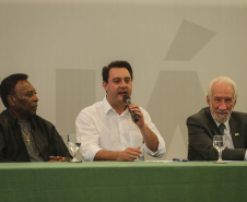 O governador Carlos Massa Ratinho Junior recebeu nesta quarta-feira (13), no Palácio Iguaçu, o campeão mundial de futebol Pelé. No evento, que contou com a presença de estudantes, atletas e ex-atletas, foram lançados a campanha Imposto Amigo do Esporte, do Governo do Estado, e o programa Esportivo Lúdico Educacional, de iniciativa de Pelé. -  Curitiba, 13/03/2019 -  Foto: Geraldo Bubniak/ANPr