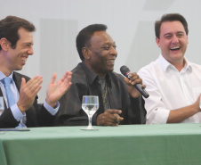 O governador Carlos Massa Ratinho Junior recebeu nesta quarta-feira (13), no Palácio Iguaçu, o campeão mundial de futebol Pelé. No evento, que contou com a presença de estudantes, atletas e ex-atletas, foram lançados a campanha Imposto Amigo do Esporte, do Governo do Estado, e o programa Esportivo Lúdico Educacional, de iniciativa de Pelé. - Curitiba, 13/03/2019 - Foto: José Fernando Ogura/ANPr