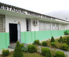 Em dois anos, o Colégio Estadual Frederico Guilherme Giese, em Piên (na Região Metropolitana de Curitiba), viveu uma transformação: a nota do Índice de Desenvolvimento da Educação Básica (Ideb) aumentou de 3,8 para 5,4 enquanto a evasão escolar despencou de 15% para 7%. Os resultados foram obtidos, respectivamente, no Ideb de 2015 e 2017. Foto: Arnaldo Alves/ANPr