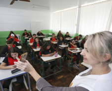 As aulas têm sido produtivas e aprimoradas com o uso desses recursos e os alunos estão adquirindo uma nova cultura em relação ao uso do celular em sala de aula, utilizando a ferramenta para fins pedagógicos”, disse a professora de Química, Solene Forteski. Foto: Arnaldo Alves/ANPr