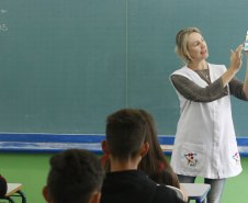 As aulas têm sido produtivas e aprimoradas com o uso desses recursos e os alunos estão adquirindo uma nova cultura em relação ao uso do celular em sala de aula, utilizando a ferramenta para fins pedagógicos”, disse a professora de Química, Solene Forteski. Foto: Arnaldo Alves/ANPr