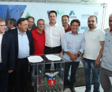 O governador Carlos Massa Ratinho Junior assinou nesta quinta-feira (14) contratos para a construção de 872 novas moradias populares em 15 municípios paranaenses. Os projetos foram desenvolvidos em diferentes programas coordenados pela Companhia de Habitação do Paraná (Cohapar) em parceria com as prefeituras e receberão investimentos de R$ 68,8 milhões. Foto: Rodrigo Felix Leal/ANPr
