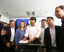 Governador Carlos Massa Ratinho Junior assina os contratos para a construção de 872 casas populares em 15 municípios paranaenses. Participaram da solenidade: presidente da Cohapar, Jorge Lange, secretários, prefeitos, empresários e lideranças dos municípios beneficiados.Curitiba, 14-03-19.Foto: Arnaldo Alves / ANPr.