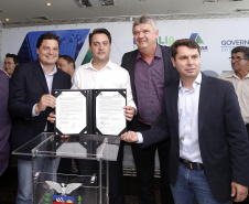 Governador Carlos Massa Ratinho Junior assina os contratos para a construção de 872 casas populares em 15 municípios paranaenses. Participaram da solenidade: presidente da Cohapar, Jorge Lange, secretários, prefeitos, empresários e lideranças dos municípios beneficiados.Curitiba, 14-03-19.Foto: Arnaldo Alves / ANPr.