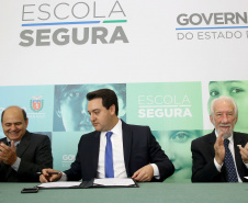 O governador Carlos Massa Ratinho Junior lançou nesta sexta-feira (15) o programa Escola Segura, que prevê uma série de medidas preventivas e protetivas de segurança que serão executadas na rede estadual de ensino. Curitiba,15/03/2019 Foto: Jaelson Lucas / ANPr