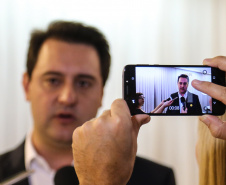 O governador Carlos Massa Ratinho Junior na apresentação das diretrizes da Celepar nesta sexta-feira (15) no Teatro Bom Jesus em Curitiba.   Curitiba, 15/03/2019 -  Foto: Geraldo Bubniak/ANPr