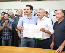 O governador Carlos Massa Ratinho Junior confirmou neste sábado (16) investimentos de R$ 2,82 milhões em obras e compra de máquinas e veículos para oito municípios da região Noroeste do Estado. Foram assinadas, na ExpoParanavaí, um dos principais eventos do agronegócio do Paraná, autorizações e homologações.   -  Paranavaí, 16/03/2019  -  Foto: José Fernando Ogura/ANPr