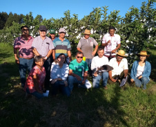 Associação de Fruticultores e Olericultores de Carlópolis - Produtores de goiaba. Na foto, Airton Capote, Prof. Aloísio Sampaio, Donizete Benedetti, Noriaki Akamatsu, Valdeci, João, Inês Sasaki, Luiza Rocha Ribeiro, Elias Benedetti, Juliano Bicudo, Reginaldo Paulo, Leiko Kawasaki. Foto: Luiza Rocha Ribeiro  