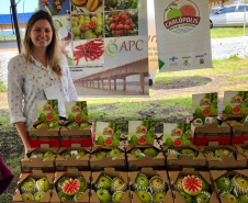 Associação de Fruticultores e Olericultores de Carlópolis - Produtores de goiaba. Na foto, Luiza Rocha Ribeiro, no stand da APC durante a ficafé.  -  Foto: Divulgação APC