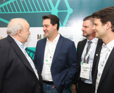 O governador Carlos Massa Ratinho Junior assinou nesta quinta-feira (21), durante o evento internacional Smart City Expo Curitiba, um projeto de lei propondo zerar a alíquota de IPVA de veículos elétricos, que hoje é de 3,5%. Ele também vai apresentar uma proposta de convênio ao Conselho Nacional de Política Fazendária (Confaz) para que o Estado também possa isentar o ICMS para a aquisição desses veículos.  -  Curitiba, 21/03/2019  -  Foto: Rodrigo Félix Leal/ANPr