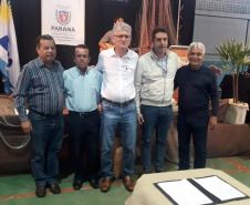 O Governo do Estado entregou nesta sexta-feira (22) equipamentos para a Colônia de Pescadores Z-5, em Pontal do Paraná, que devem aumentar a renda e melhorar a estrutura de trabalho na localidade. O valor total do projeto é de R$ 221 mil, sendo R$ 216,8 mil o repasse da Secretaria de Estado da Agricultura e R$ 4,4 mil de contrapartida da colônia. Foto: SEAB