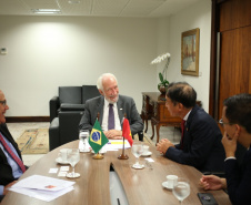 Vice-governador Darci Piana recebe o embaixador da República Socialista do Vietnã no Brasil, Do Ba Khoa, que veio ao Paraná para conhecer a produção agropecuária do Estado.  -  Curitiba, 22/03/2019  -  Foto:  Camila Tonett/Vice-Governadoria