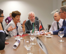 O Governo do Paraná quer estreitar as relações culturais e comerciais com a Polônia. O vice-governador Darci Piana recebeu nesta segunda-feira (18) a cônsul do país em Curitiba, Dorota Bogutyn, e uma comitiva da cidade de Pozna?, formada pelo prefeito Jan Grabkowski Starosta e membros das secretarias da prefeitura.  -  Curitiba, 18/03/2019  -  Foto: José Fernando Ogura/ANPr