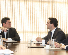 O Paraná será o primeiro estado brasileiro a receber um centro de integração para cuidar da segurança de fronteira. O acordo foi firmado durante encontro do governador Carlos Massa Ratinho Junior e o ministro da Justiça, Sérgio Moro, nesta terça-feira (26), em Brasília.   -  Brasília, 26/03/2019  -  Foto: Rodrigo Félix Leal/ANPr