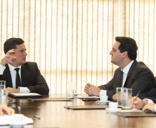 O Paraná será o primeiro estado brasileiro a receber um centro de integração para cuidar da segurança de fronteira. O acordo foi firmado durante encontro do governador Carlos Massa Ratinho Junior e o ministro da Justiça, Sérgio Moro, nesta terça-feira (26), em Brasília.   -  Brasília, 26/03/2019  -  Foto: Rodrigo Félix Leal/ANPr