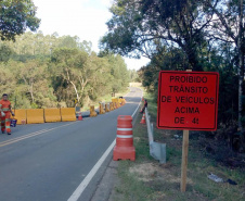 Tráfego na PR-340, entre Tibagi e Telêmaco Borba, foi liberado em meia pista na tarde desta terça-feira (25/3). Foto:DER