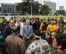 O Chefe de Gabinete do Governador Ratinho Junior,  Daniel Vilas Bôas Rocha  e o secretario de Comunicação do Estado, Hudson José estiveram com integrantes da aldeia Tupã Nhe´é Kretã, que fazem protesto nacional contrário à extinção da Secretaria Especial de Saúde Indígena (Sesai), unidade vinculada ao Ministério da Saúde em frente ao Palacio Iguacu.  O governador do Estado cumpre agenda em São Paulo nesta quinta-feira. Curitiba, 28/03/2019 -  Foto: Geraldo Bubniak/ANPr