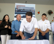 O município de Carambeí, nos Campos Gerais, recebeu nesta sexta-feira (29) a autorização do governador Carlos Massa Ratinho Junior para o início de duas obras bastante aguardadas pela população: a construção da sede própria da Prefeitura e a pavimentação da estrada que liga a PR-151 à localidade de Catanduvas. - Carambeí 29/03/2019 - Foto: Jaelson Lucas/ANPr