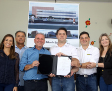 O município de Carambeí, nos Campos Gerais, recebeu nesta sexta-feira (29) a autorização do governador Carlos Massa Ratinho Junior para o início de duas obras bastante aguardadas pela população: a construção da sede própria da Prefeitura e a pavimentação da estrada que liga a PR-151 à localidade de Catanduvas. - Carambeí 29/03/2019 - Foto: Jaelson Lucas/ANPr