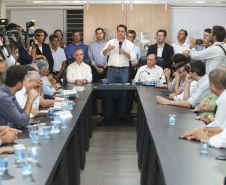 Pavimentação asfáltica, pista de caminhada e aquisição de equipamentos e veículos são algumas das ações que oito municípios do Noroeste do Paraná farão com recursos do Governo do Estado. O governador Carlos Massa Ratinho Junior esteve nesta sexta-feira (29) na sede da Associação dos Municípios do Setentrião Paranaense (Amusep), em Maringá, e homologou e autorizou editais de licitação que somam R$ 5,39 milhões.  -  Maringá, 29/03/2019  -  Foto: Rodrigo Félix Leal/ANPr