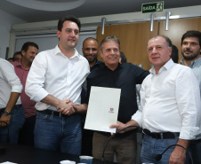 Pavimentação asfáltica, pista de caminhada e aquisição de equipamentos e veículos são algumas das ações que oito municípios do Noroeste do Paraná farão com recursos do Governo do Estado. O governador Carlos Massa Ratinho Junior esteve nesta sexta-feira (29) na sede da Associação dos Municípios do Setentrião Paranaense (Amusep), em Maringá, e homologou e autorizou editais de licitação que somam R$ 5,39 milhões.  -  Maringá, 29/03/2019  -  Foto: Rodrigo Félix Leal/ANPr