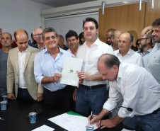 Pavimentação asfáltica, pista de caminhada e aquisição de equipamentos e veículos são algumas das ações que oito municípios do Noroeste do Paraná farão com recursos do Governo do Estado. O governador Carlos Massa Ratinho Junior esteve nesta sexta-feira (29) na sede da Associação dos Municípios do Setentrião Paranaense (Amusep), em Maringá, e homologou e autorizou editais de licitação que somam R$ 5,39 milhões.  -  Maringá, 29/03/2019  -  Foto: Rodrigo Félix Leal/ANPr