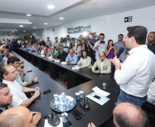 Pavimentação asfáltica, pista de caminhada e aquisição de equipamentos e veículos são algumas das ações que oito municípios do Noroeste do Paraná farão com recursos do Governo do Estado. O governador Carlos Massa Ratinho Junior esteve nesta sexta-feira (29) na sede da Associação dos Municípios do Setentrião Paranaense (Amusep), em Maringá, e homologou e autorizou editais de licitação que somam R$ 5,39 milhões.  -  Maringá, 29/03/2019  -  Foto: Rodrigo Félix Leal/ANPr