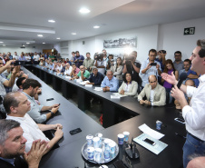 Pavimentação asfáltica, pista de caminhada e aquisição de equipamentos e veículos são algumas das ações que oito municípios do Noroeste do Paraná farão com recursos do Governo do Estado. O governador Carlos Massa Ratinho Junior esteve nesta sexta-feira (29) na sede da Associação dos Municípios do Setentrião Paranaense (Amusep), em Maringá, e homologou e autorizou editais de licitação que somam R$ 5,39 milhões.  -  Maringá, 29/03/2019  -  Foto: Rodrigo Félix Leal/ANPr