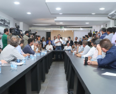 Pavimentação asfáltica, pista de caminhada e aquisição de equipamentos e veículos são algumas das ações que oito municípios do Noroeste do Paraná farão com recursos do Governo do Estado. O governador Carlos Massa Ratinho Junior esteve nesta sexta-feira (29) na sede da Associação dos Municípios do Setentrião Paranaense (Amusep), em Maringá, e homologou e autorizou editais de licitação que somam R$ 5,39 milhões.  -  Maringá, 29/03/2019  -  Foto: Rodrigo Félix Leal/ANPr