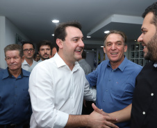 Pavimentação asfáltica, pista de caminhada e aquisição de equipamentos e veículos são algumas das ações que oito municípios do Noroeste do Paraná farão com recursos do Governo do Estado. O governador Carlos Massa Ratinho Junior esteve nesta sexta-feira (29) na sede da Associação dos Municípios do Setentrião Paranaense (Amusep), em Maringá, e homologou e autorizou editais de licitação que somam R$ 5,39 milhões.  -  Maringá, 29/03/2019  -  Foto: Rodrigo Félix Leal/ANPr