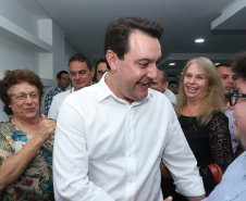 Pavimentação asfáltica, pista de caminhada e aquisição de equipamentos e veículos são algumas das ações que oito municípios do Noroeste do Paraná farão com recursos do Governo do Estado. O governador Carlos Massa Ratinho Junior esteve nesta sexta-feira (29) na sede da Associação dos Municípios do Setentrião Paranaense (Amusep), em Maringá, e homologou e autorizou editais de licitação que somam R$ 5,39 milhões.  -  Maringá, 29/03/2019  -  Foto: Rodrigo Félix Leal/ANPr