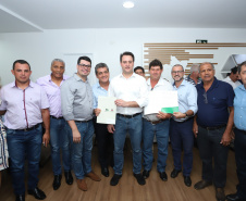 Pavimentação asfáltica, pista de caminhada e aquisição de equipamentos e veículos são algumas das ações que oito municípios do Noroeste do Paraná farão com recursos do Governo do Estado. O governador Carlos Massa Ratinho Junior esteve nesta sexta-feira (29) na sede da Associação dos Municípios do Setentrião Paranaense (Amusep), em Maringá, e homologou e autorizou editais de licitação que somam R$ 5,39 milhões.  -  Maringá, 29/03/2019  -  Foto: Rodrigo Félix Leal/ANPr