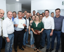 Pavimentação asfáltica, pista de caminhada e aquisição de equipamentos e veículos são algumas das ações que oito municípios do Noroeste do Paraná farão com recursos do Governo do Estado. O governador Carlos Massa Ratinho Junior esteve nesta sexta-feira (29) na sede da Associação dos Municípios do Setentrião Paranaense (Amusep), em Maringá, e homologou e autorizou editais de licitação que somam R$ 5,39 milhões.  -  Maringá, 29/03/2019  -  Foto: Rodrigo Félix Leal/ANPr