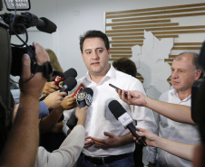 Pavimentação asfáltica, pista de caminhada e aquisição de equipamentos e veículos são algumas das ações que oito municípios do Noroeste do Paraná farão com recursos do Governo do Estado. O governador Carlos Massa Ratinho Junior esteve nesta sexta-feira (29) na sede da Associação dos Municípios do Setentrião Paranaense (Amusep), em Maringá, e homologou e autorizou editais de licitação que somam R$ 5,39 milhões.  -  Maringá, 29/03/2019  -  Foto: Arnaldo Alves/ANPr