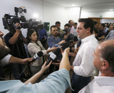 Pavimentação asfáltica, pista de caminhada e aquisição de equipamentos e veículos são algumas das ações que oito municípios do Noroeste do Paraná farão com recursos do Governo do Estado. O governador Carlos Massa Ratinho Junior esteve nesta sexta-feira (29) na sede da Associação dos Municípios do Setentrião Paranaense (Amusep), em Maringá, e homologou e autorizou editais de licitação que somam R$ 5,39 milhões.  -  Maringá, 29/03/2019  -  Foto: Arnaldo Alves/ANPr